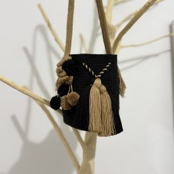 Mochila wayúu unicolor mediana con borlas