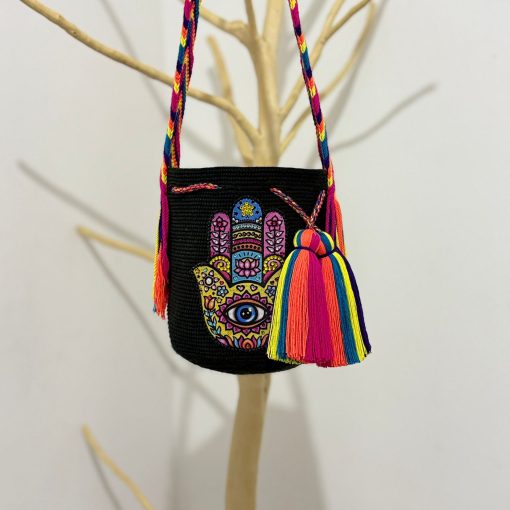 Mochila wayúu con sticker mediana