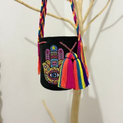 Mochila wayúu con sticker mediana