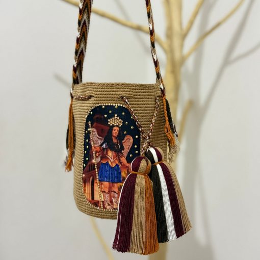 Mochila wayúu con sticker mediana