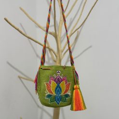 Mochila wayúu con sticker mediana