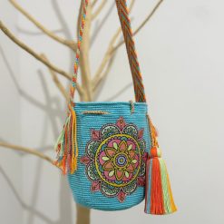 Mochila wayúu con sticker mediana