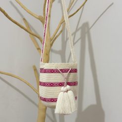 Mochila wayúu con apliques mediana