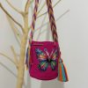 Mochila wayúu con sticker mediana