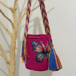 Mochila wayúu con sticker mediana