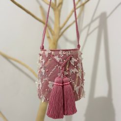 Mochila wayúu con apliques mediana