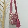 Mochila wayúu con apliques mediana