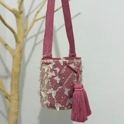 Mochila wayúu con apliques mediana