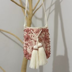 Mochila wayúu con apliques mediana