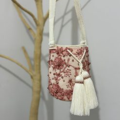 Mochila wayúu con apliques mediana