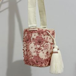 Mochila wayúu con apliques mediana