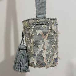 Mochila wayúu con apliques mediana