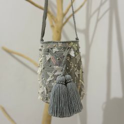 Mochila wayúu con apliques mediana