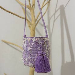 Mochila wayúu con apliques mediana