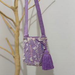 Mochila wayúu con apliques mediana