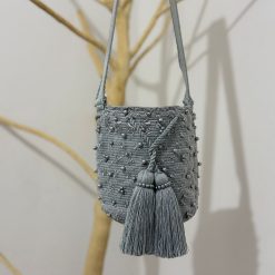 Mochila wayúu con apliques mediana