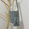 Mochila wayúu con apliques mediana