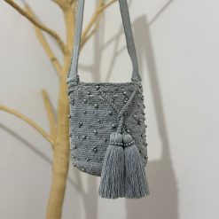 Mochila wayúu con apliques mediana