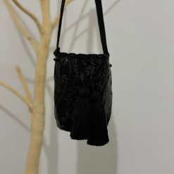 Mochila wayúu con apliques mediana