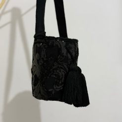 Mochila wayúu con apliques mediana