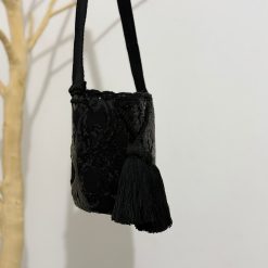 Mochila wayúu con apliques mediana