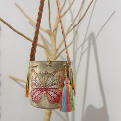 Mochila wayúu con sticker mediana