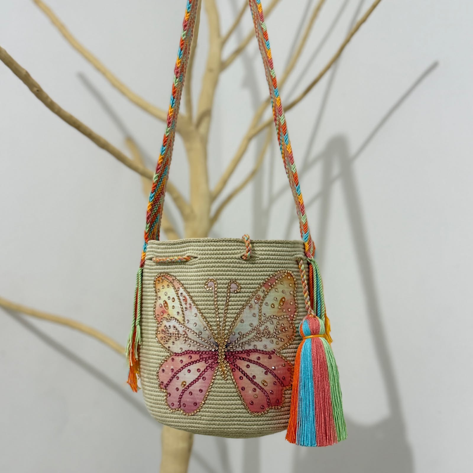 Mochila wayúu con sticker mediana
