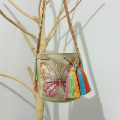 Mochila wayúu con sticker mediana