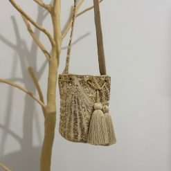 Mochila wayúu con apliques mediana