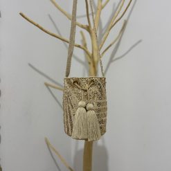 Mochila wayúu con apliques mediana