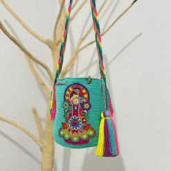 Mochila wayúu con sticker mediana