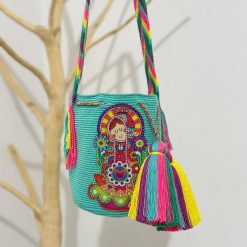 Mochila wayúu con sticker mediana