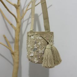 Mochila wayúu con apliques de mariposa mediana