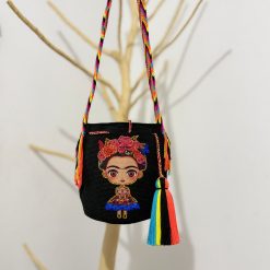 Mochila wayúu con sticker mediana