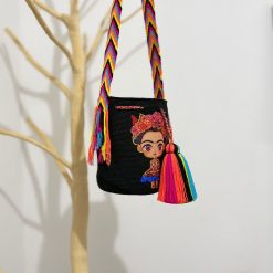 Mochila wayúu con sticker mediana
